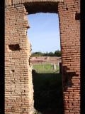 01075 ostia - regio ii - decumanus maximus - terme di nettuno (ii,iv,2) - via della fontana - 3. raum li der 1. treppe (li von raum 13)- bli in die palaestra - 01-2024.jpg